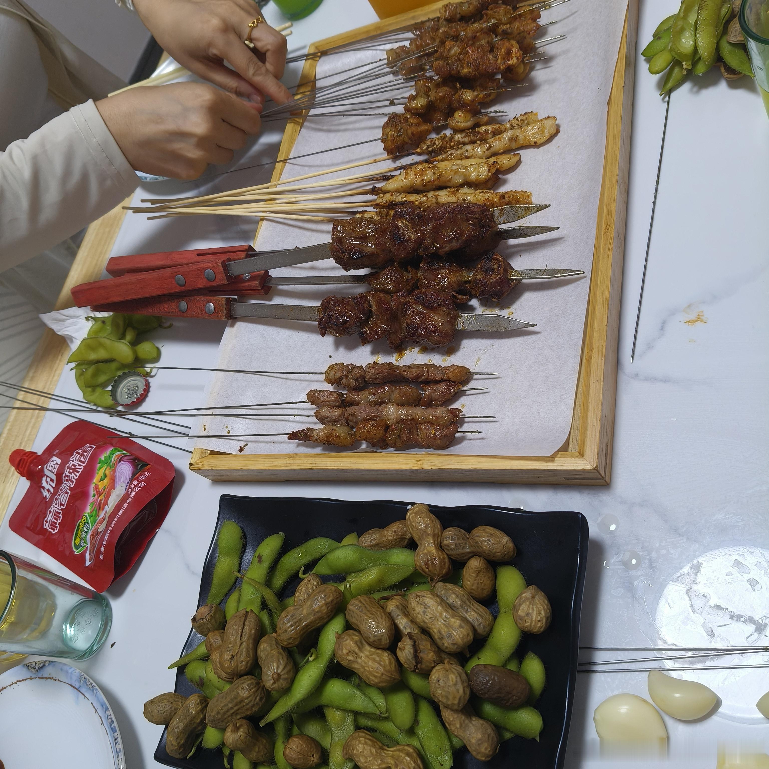 炭火轻吻肉串，滋滋声里藏着市井的温柔。竹签串起的不只是滋味，还有指尖余温与笑语低