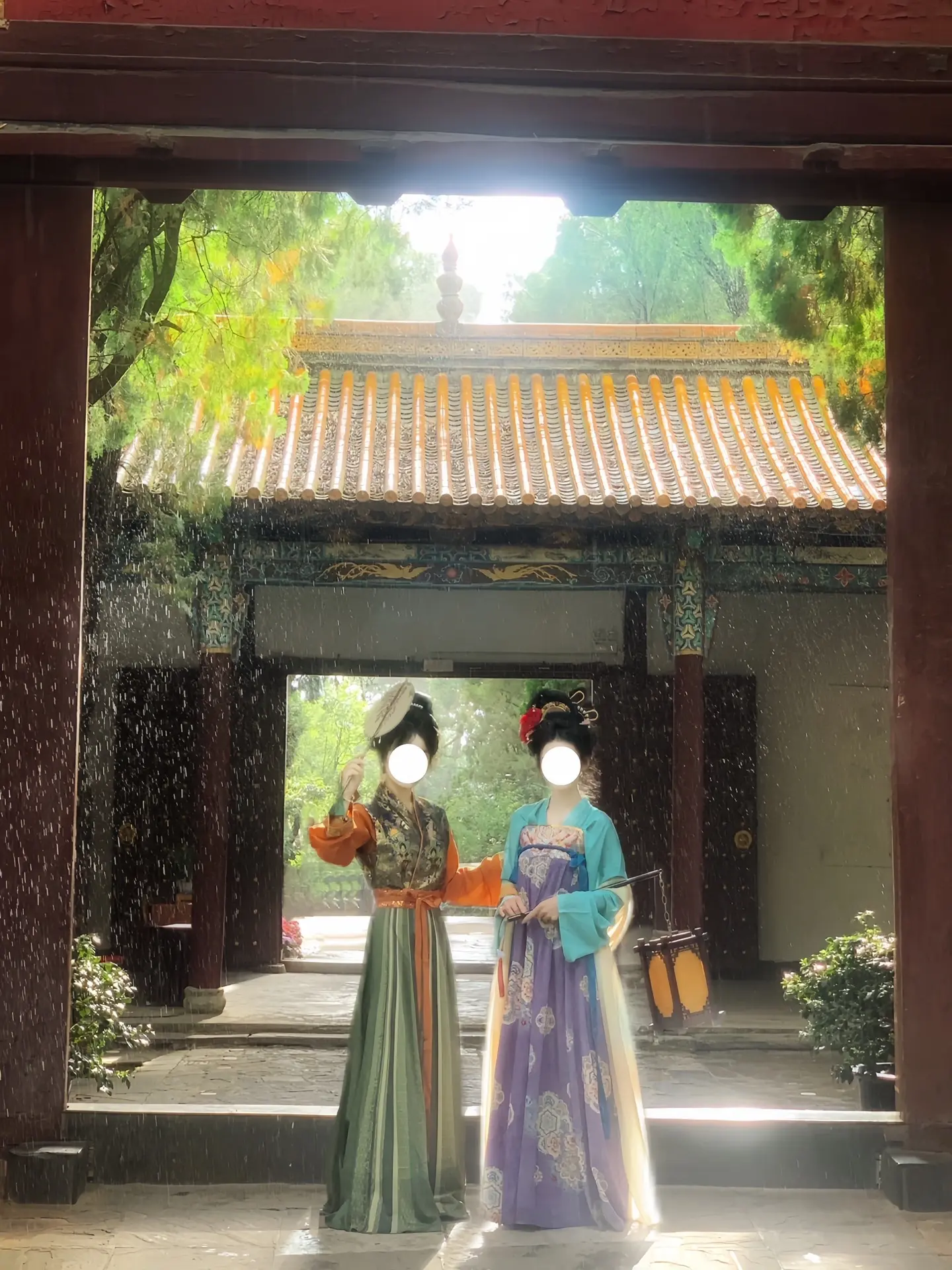 “千岁万岁，椒花颂声”