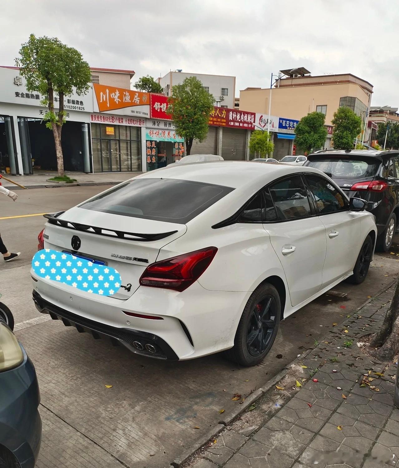 路边公共停车位，被人在轮胎下放钉子了，什么样的人会干这种事？#大v聊车# ​​​