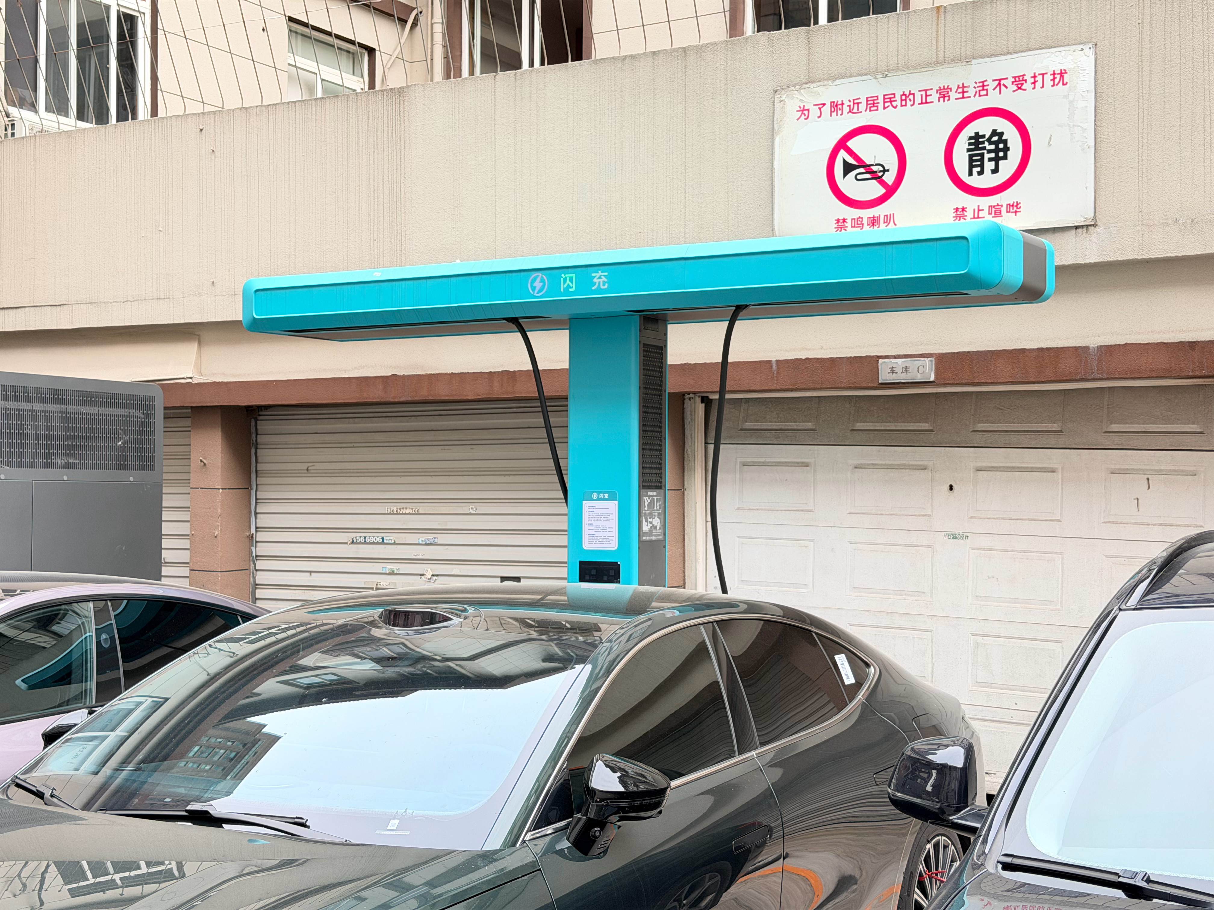 可以感受到现在比亚迪的这个闪充桩覆盖很广了，来商场买东西停个车就看到了一个闪充桩