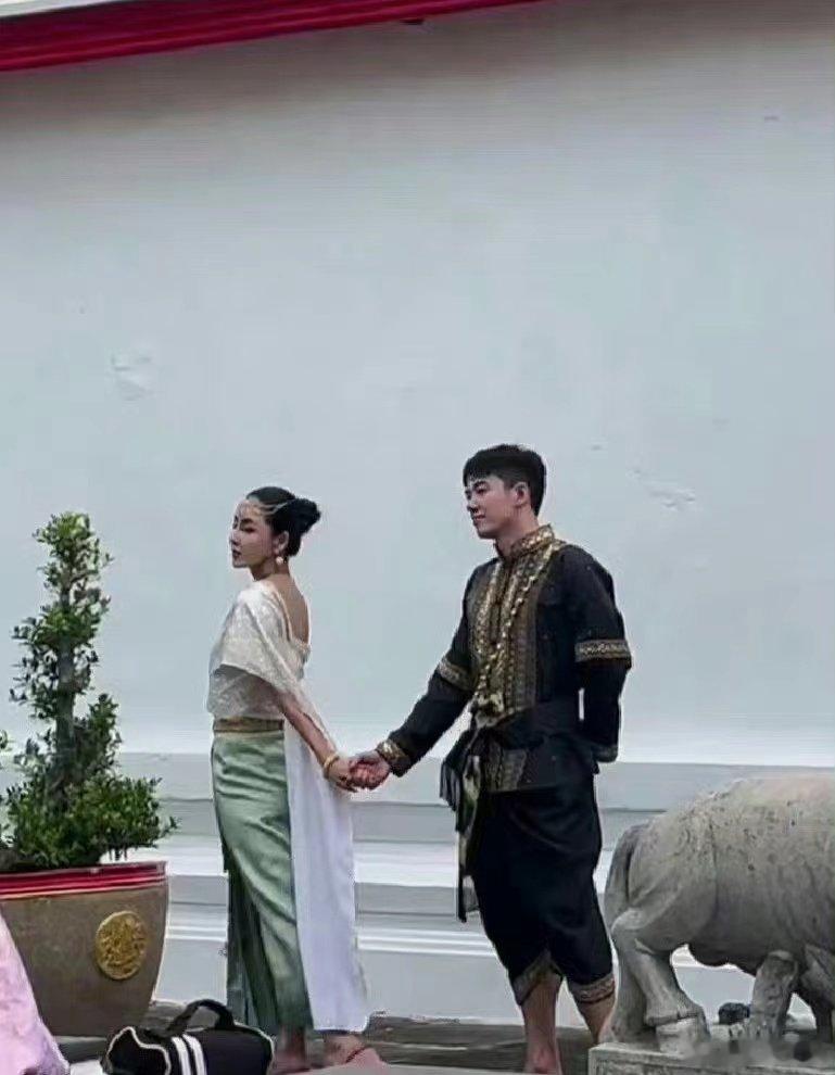 #仝卓贾青同游泰国疑似恋爱#两人手牵手，像真情侣似的#仝卓贾青同游泰国两人牵手拍