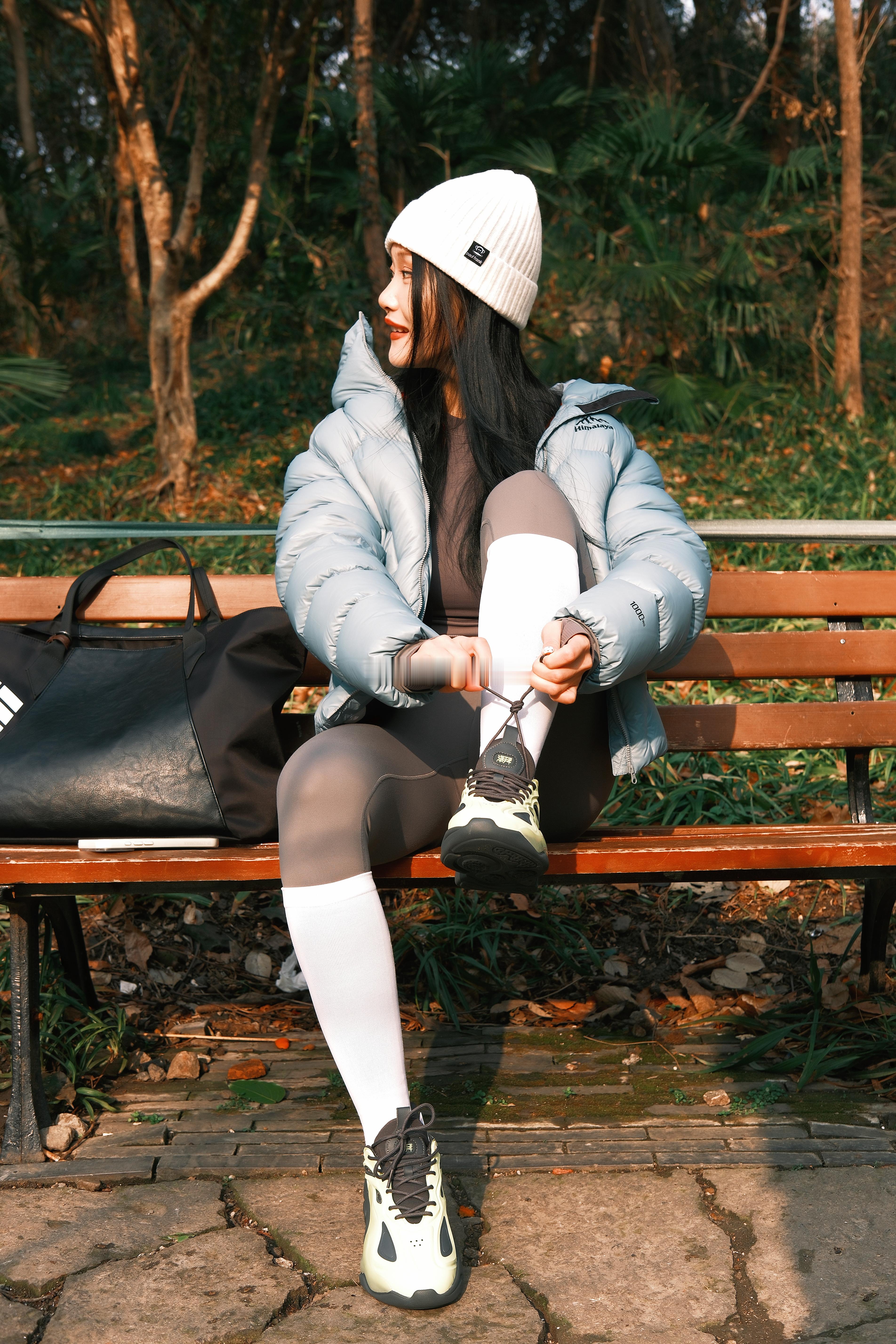 冬天去户外也要彩色开挂！去户外，别再一身黑啦～选一双亮眼又好穿的鞋，搭配彩色外套