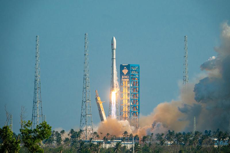太空基建热潮虽潜力巨大，但也藏着不少潜在风险。从技术层面看，太空环境复杂，辐射、