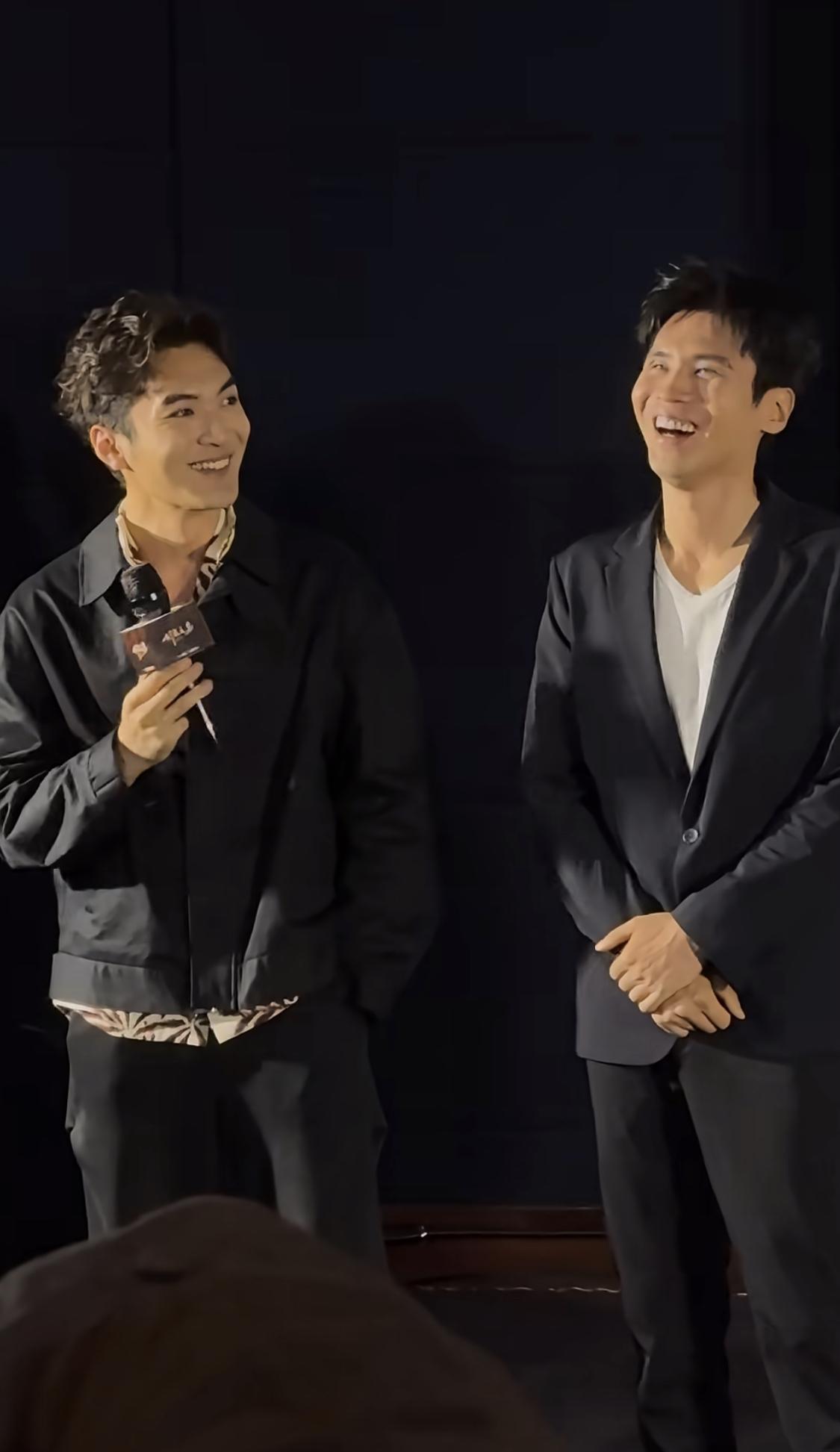饰演万潮的演员平时风格像个老干部。与剧中鲁莽红发造型反差很大。

接受采访的时候