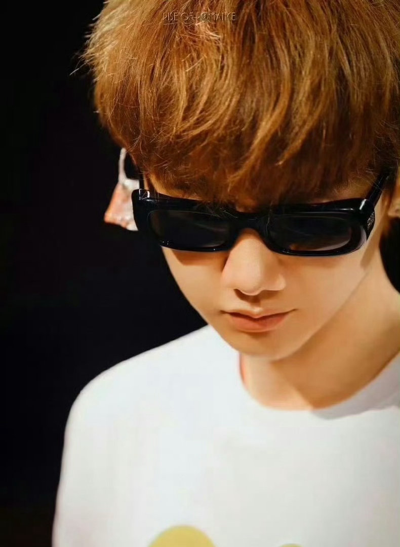 林俊杰给汪苏泷送花篮汪苏泷 林俊杰给了汪苏泷送上了花篮啊！这是一个前辈的真诚支持