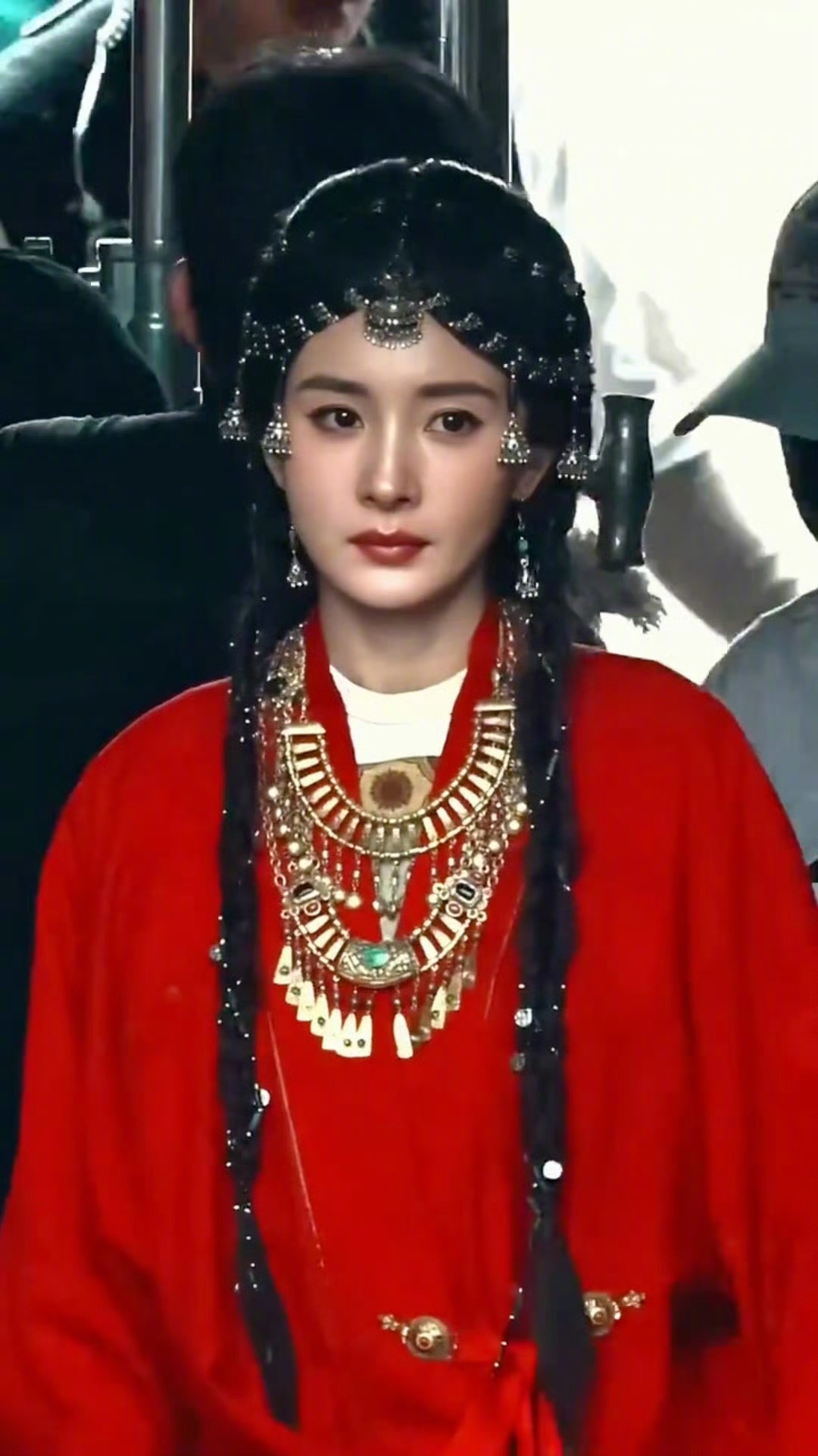 杨幂江山大同少女感杨幂红衣和亲路透杨幂状态直接惊艳全场！一袭红衣每一帧都能截出绝