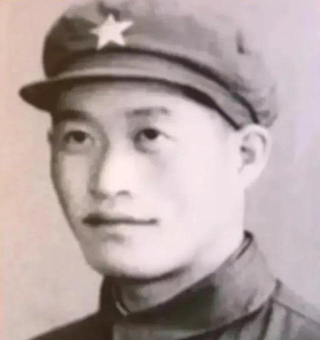 1964年，毛主席听说奇袭白虎团的杨育才，现在只是一个副连长，眉头一皱，问道：“