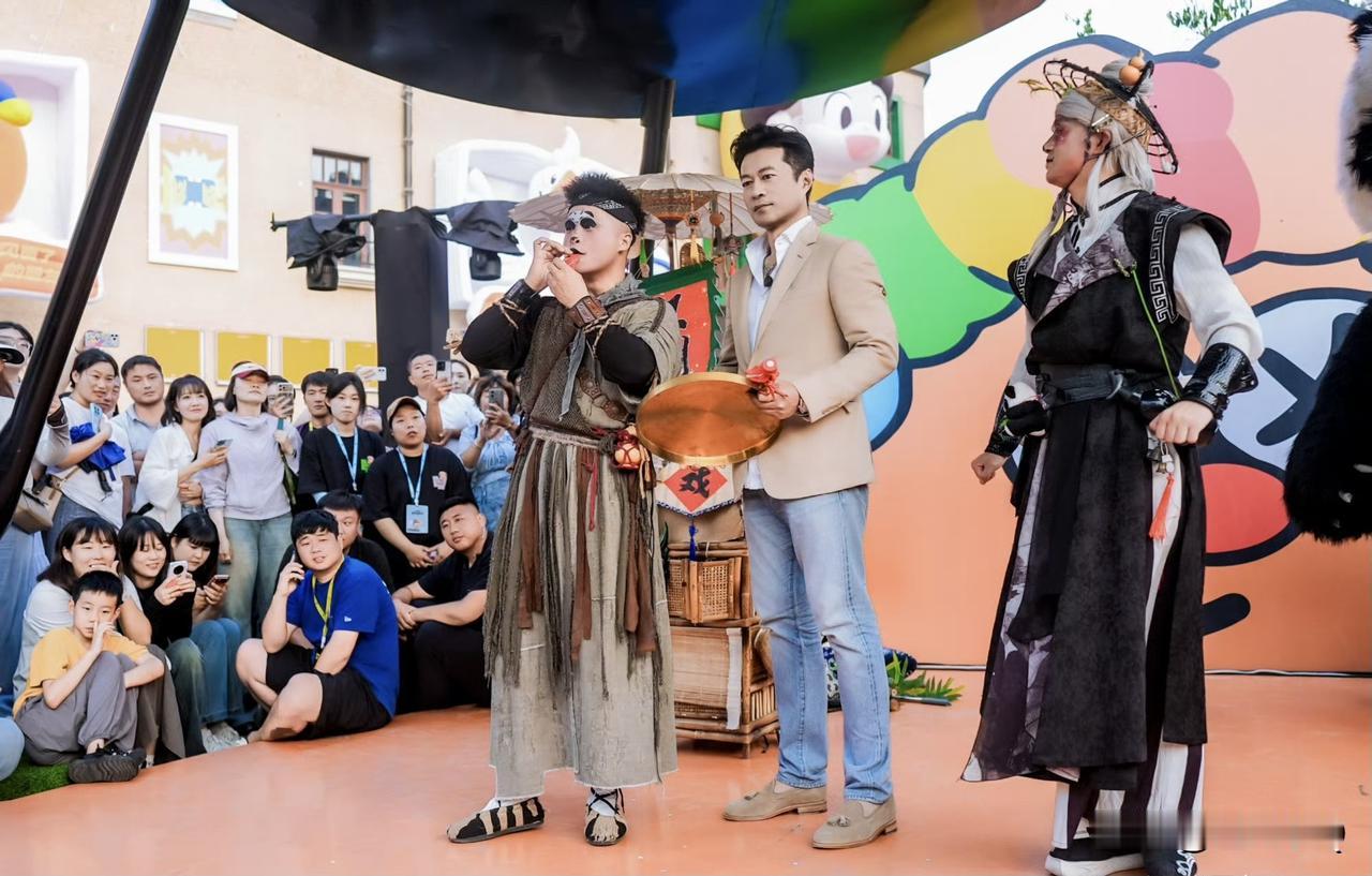 前阵子刚官宣谭凯和刘萧旭的新剧《前进前进》，两位主演又一前一后参加青岛里喜剧节了