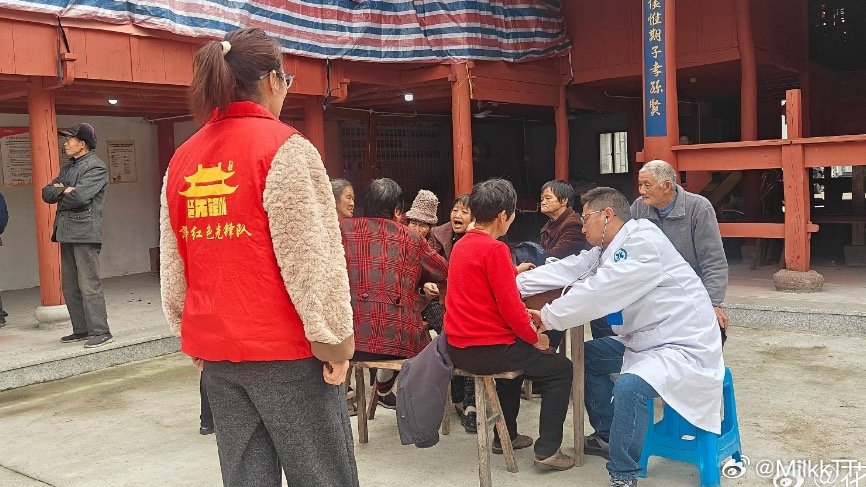 台州便民服务进乡村这波操作太暖了三门亭旁镇卫生院携手理发师进村，为老人免费义诊理