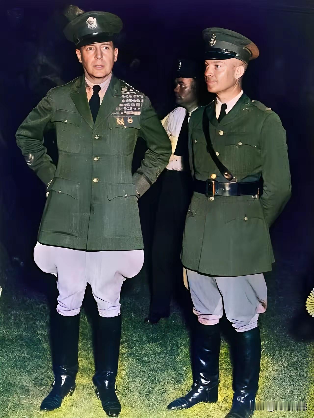 这是艾森豪威尔和麦克阿瑟当年的合影照片，看当时他们穿的军装，用今天的审美眼光来看