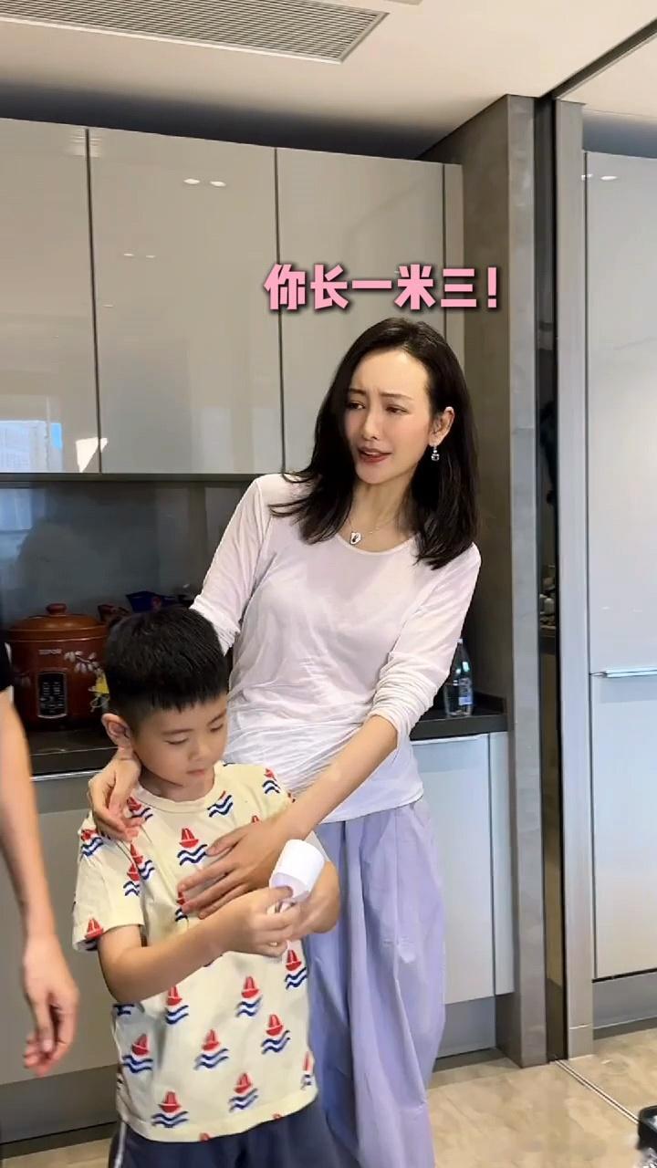 #秋瓷炫邀请王鸥到家做客##秋瓷炫给王鸥做冷面# 秋瓷炫邀请王鸥到家做客，给王鸥