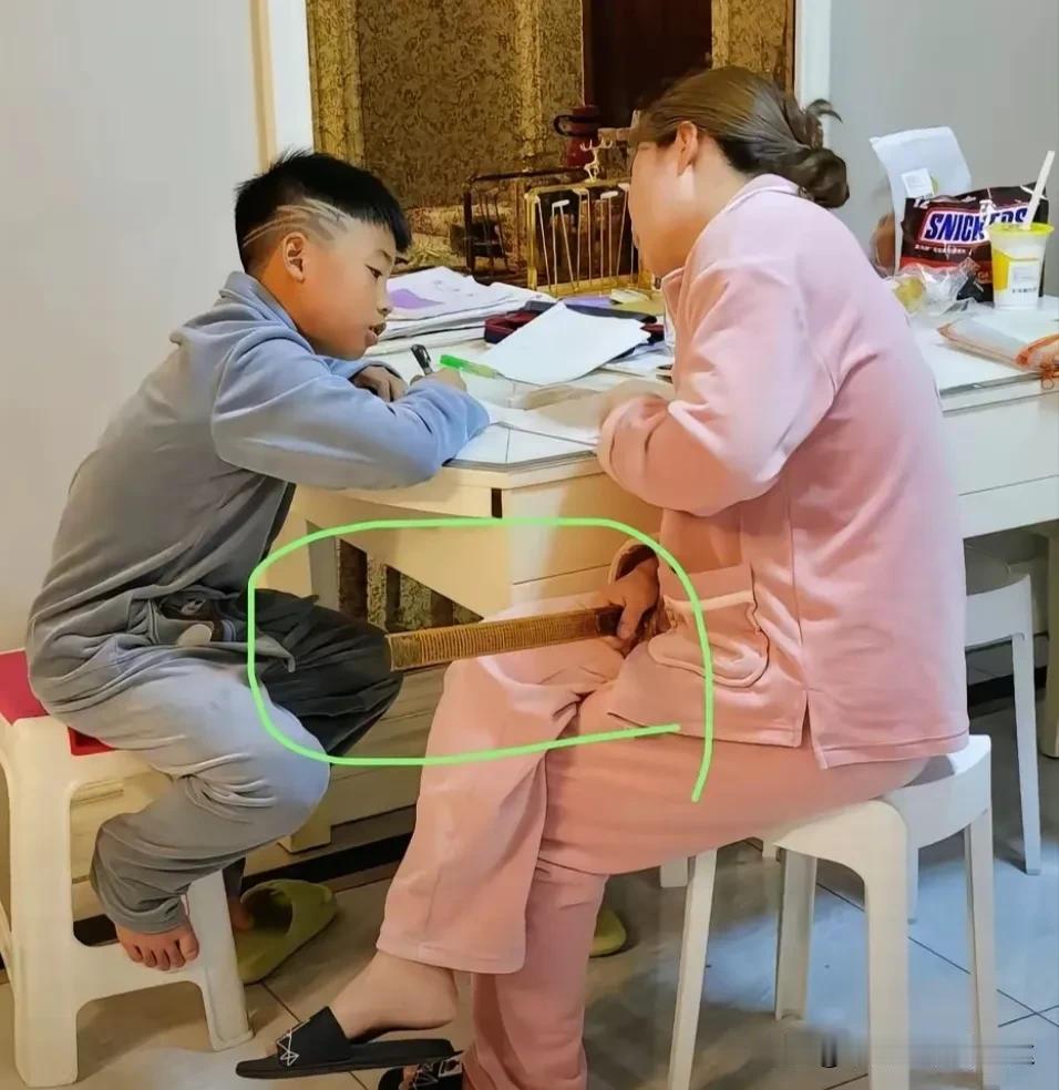 孟新艺的爸妈可不是什么富裕家庭。爸爸开夜班出租车，妈妈凌晨三点就得出摊卖早餐。为