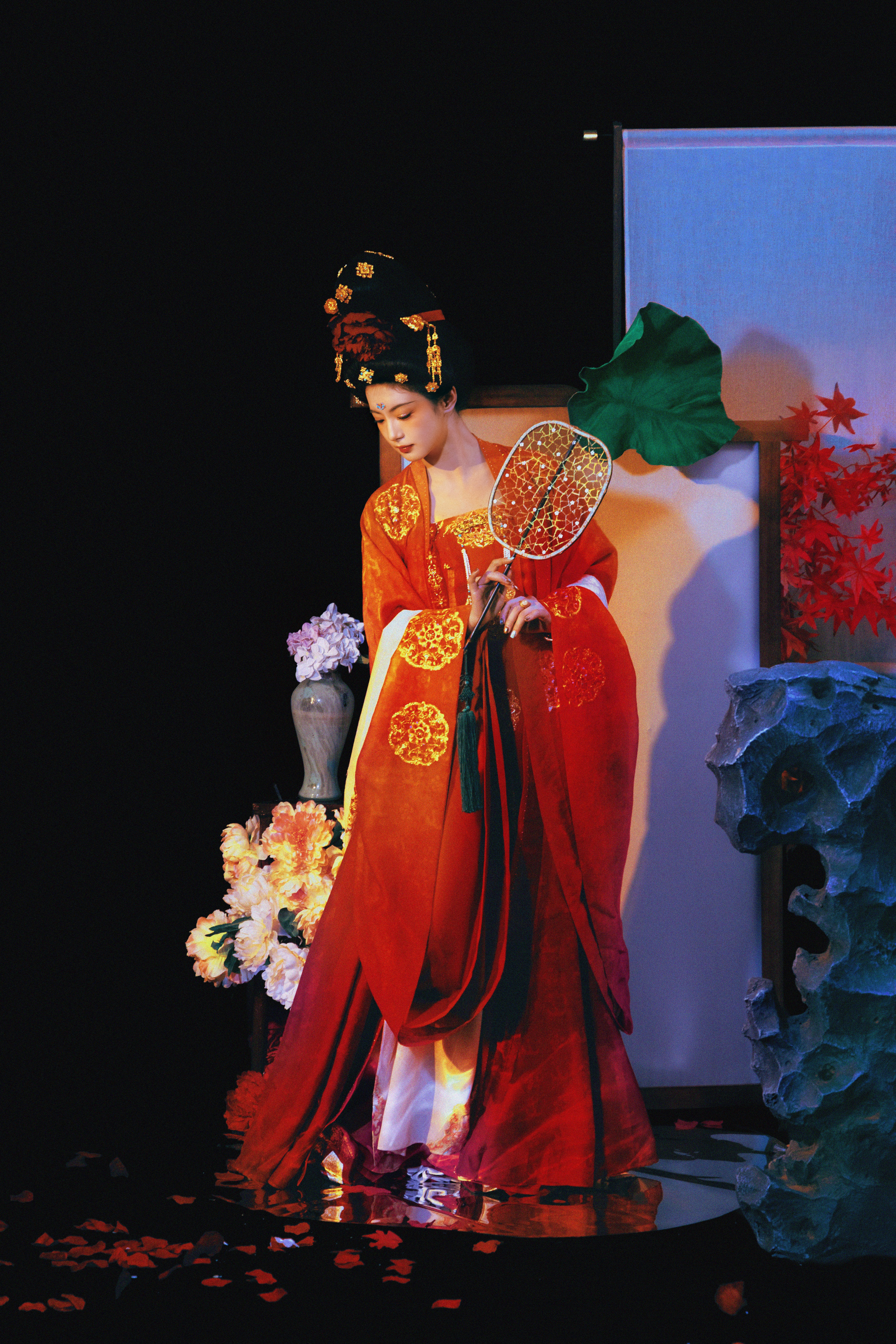 张雅钦唐装适配度满分！精品之夜幼贞造型精致，大气优雅有女王范儿，一站便是大唐气象