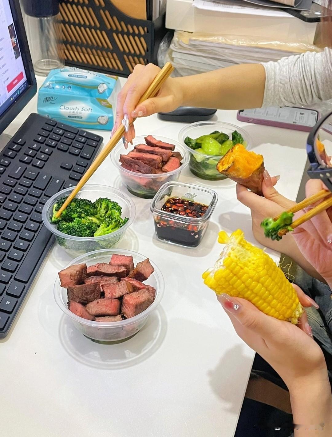 男人上班带饭丢人吗上班带饭哪来的丢人？这是对健康的负责，对生活的用心。自己做的饭