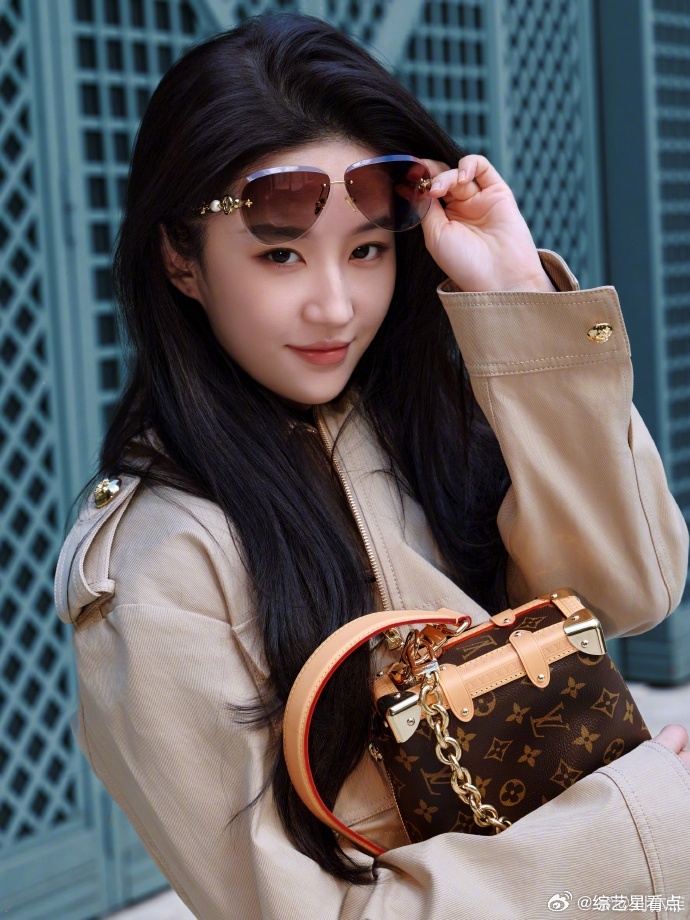 刘亦菲短夹克look  刘亦菲短夹克look真的是美美酷酷的！完全就已经美得挪不