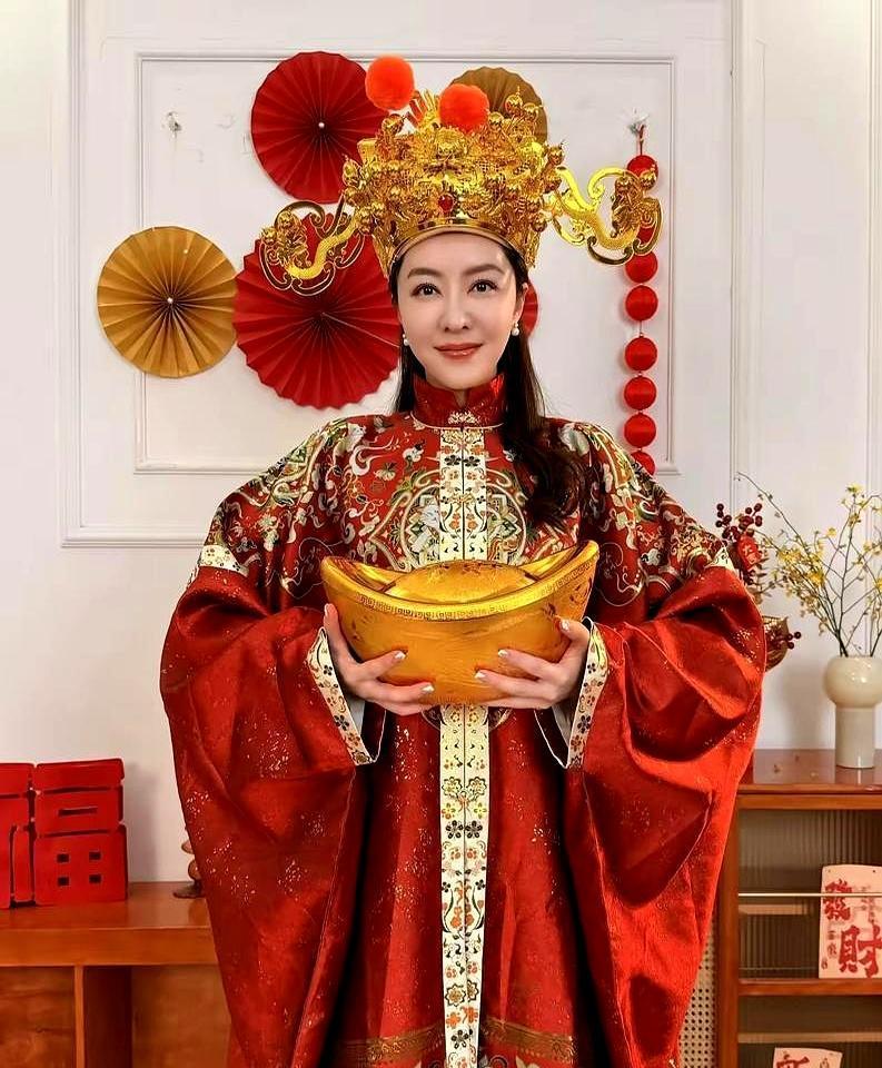 郭富城用一双鞋，踩碎了七年的感情。
当年那句“鞋不合脚就该换”，字字都透着一股精