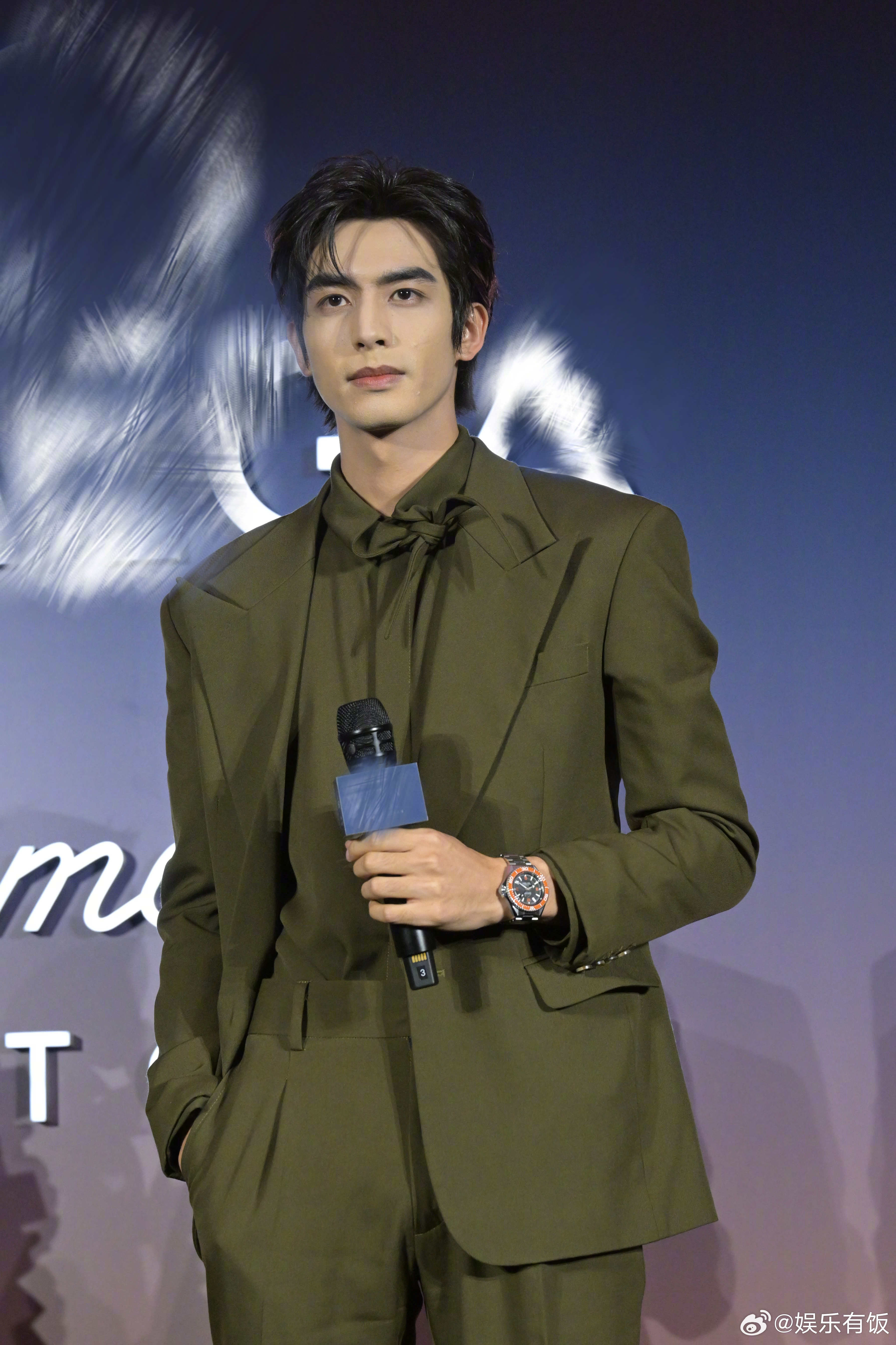 欧米茄海马活动现场颜值狙击 同框真的像拍视觉大片！利落西装造型叠加腕表光泽，把整