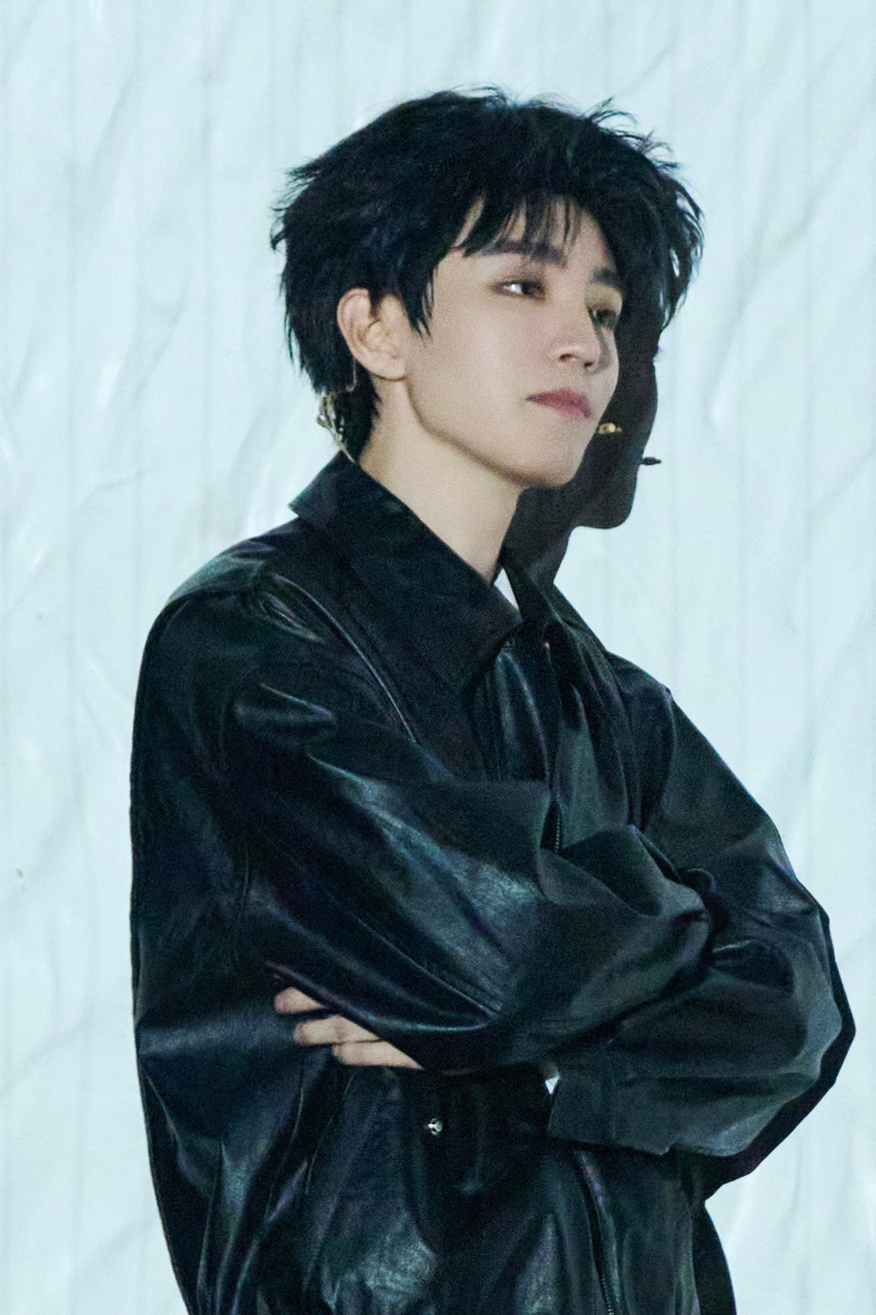 上一秒温柔靠墙笑着看你，下一秒就眼睛红红质问你，回过头发现他跪在地，再一转身他又