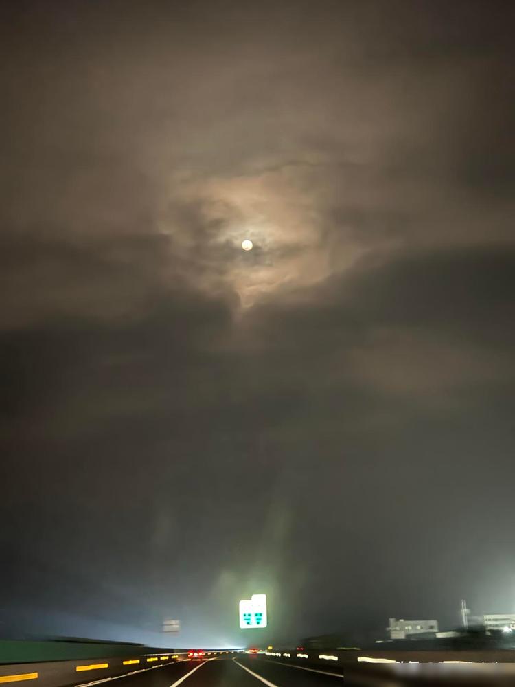 我一个入了美国籍的朋友这两天在美国大甩卖。房子已经被卖掉了，现在还在处理仓库里的