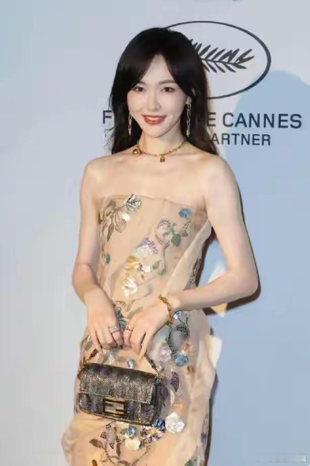 172唐嫣身材比例太出众，穿裸色抹胸裙性感又惊艳，气质不输超模 ​​​