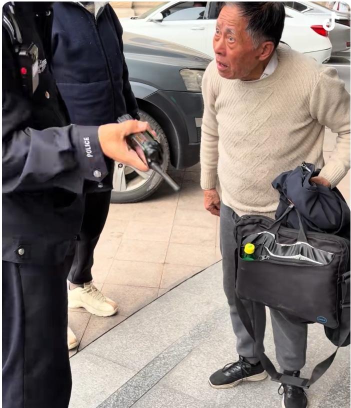 爷叔感觉这样的生活很享受，不仅有吃有喝，还有人陪着聊天解闷，他觉得这样的状态挺好