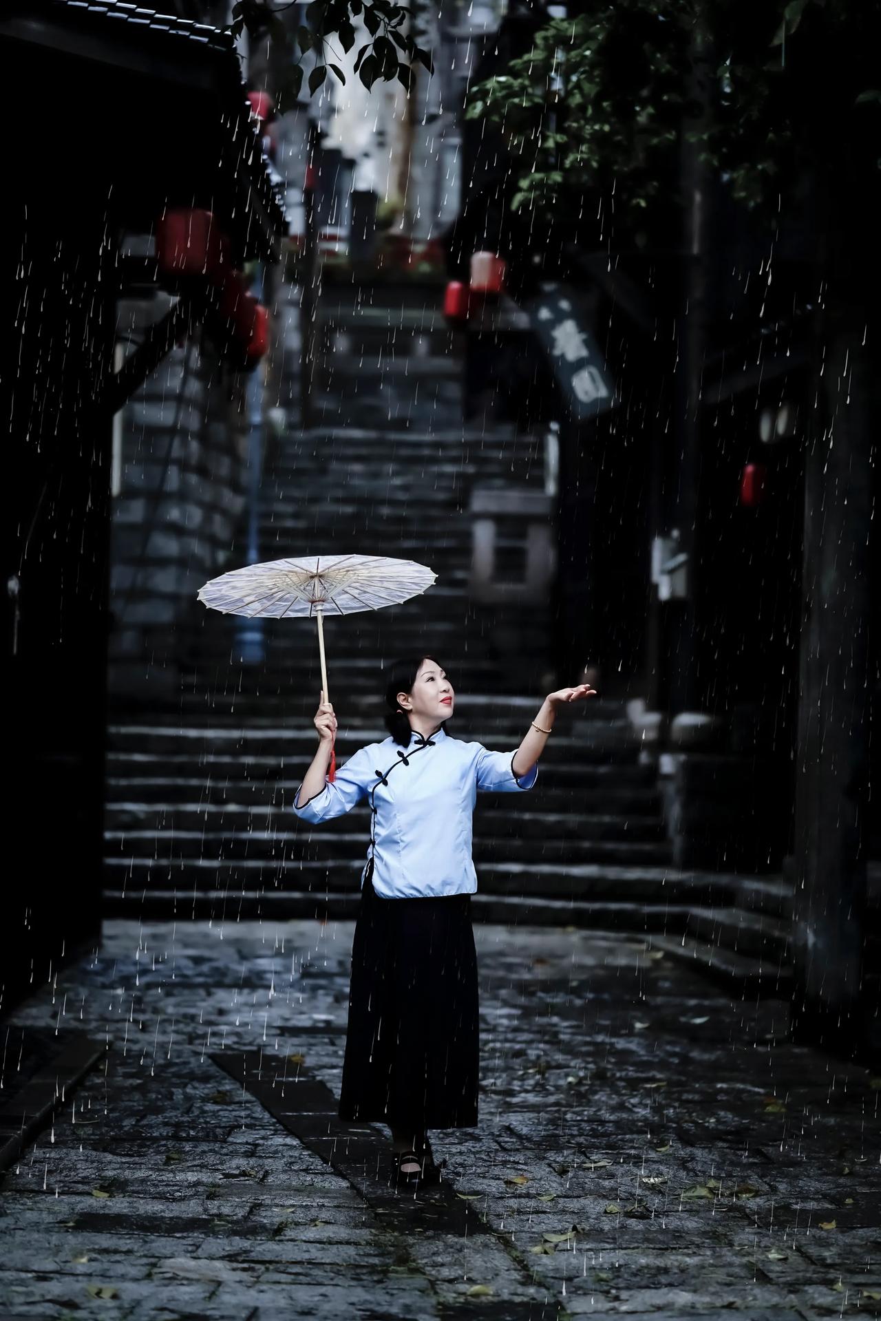🌧️ 烟雨小巷的诗意漫步 🌂
在古镇的小巷里，雨雾缭绕，仿佛走进了一幅水墨画