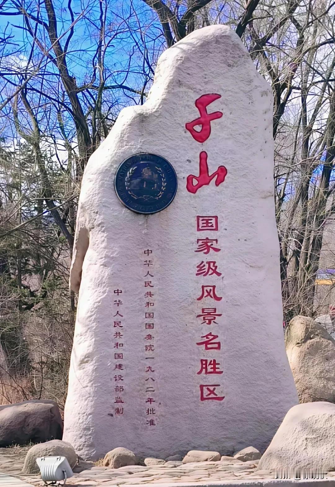 上联：日月不争千江水，
下联：星辰无言万山映。