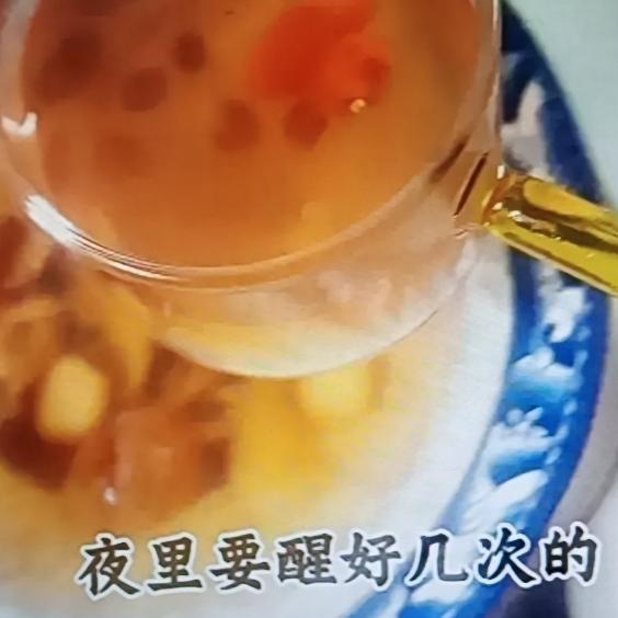 失眠真的太难受了，不过别怕，有三碗汤能拯救你的睡眠。
第一碗是酸枣仁百合汤，酸枣