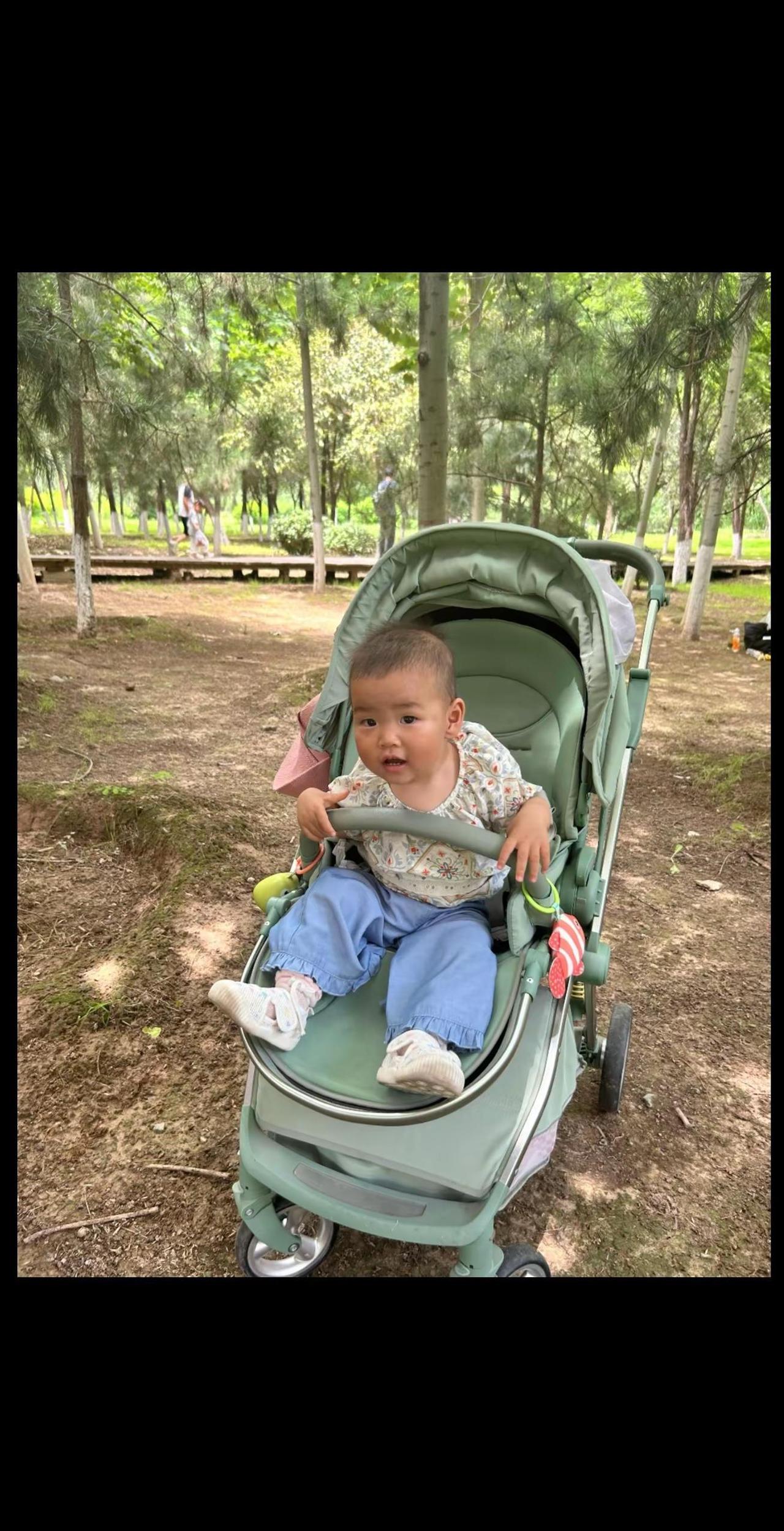 妈妈带娃逛浐灞湿地公园 泥土、花草、阳光，都是成长的注脚。把大自然当课堂，让风来