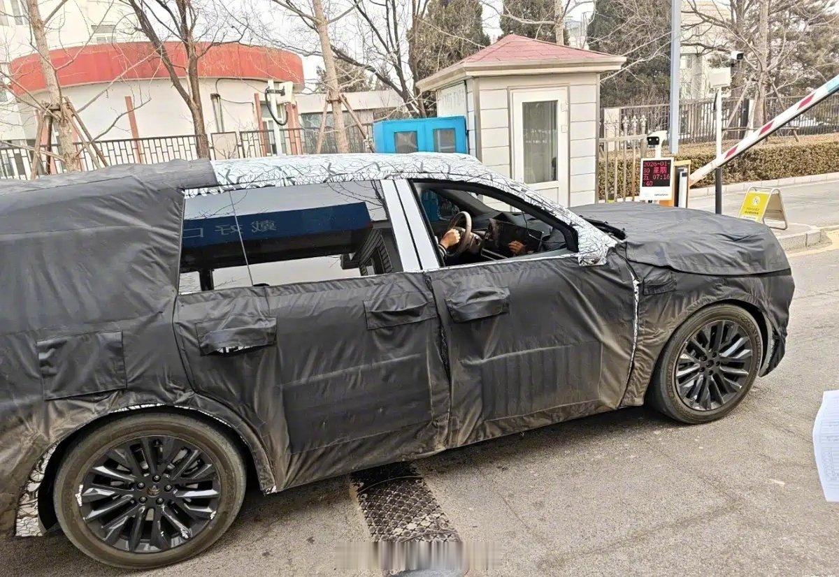 理想汽车旗舰 SUV 车型 L9 即将迎来全面升级。据悉，全新理想 L9 计划于