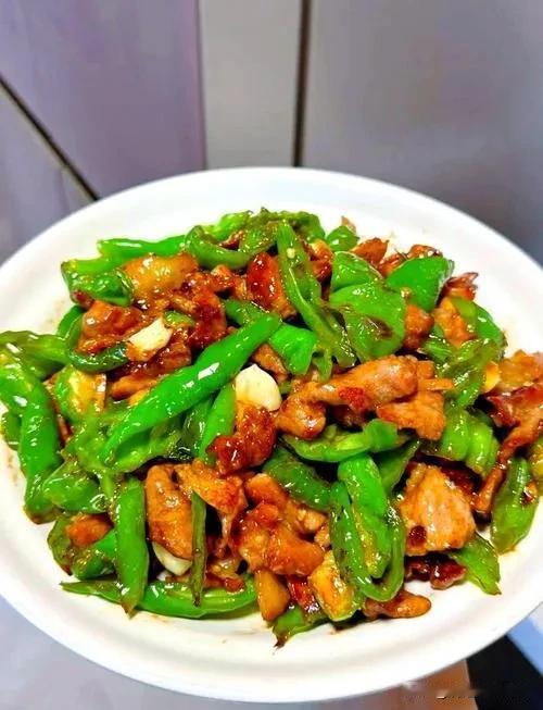 昨天下雨，天气比较凉爽，一家人决定去饭店吃饭。
以前猪肉贵的时候，饭店很多菜比如