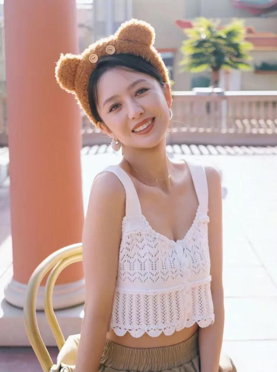 40+还能这么嫩！佟丽娅太会穿了
小白镂空吊带搭配卡其半裙
甜而不腻，慵懒又洋气