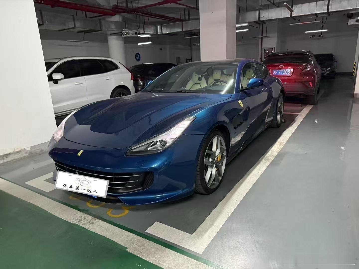 法拉利 GTC4 Lusso T，阿布扎比蓝/白色内饰，升级全段Novetic排