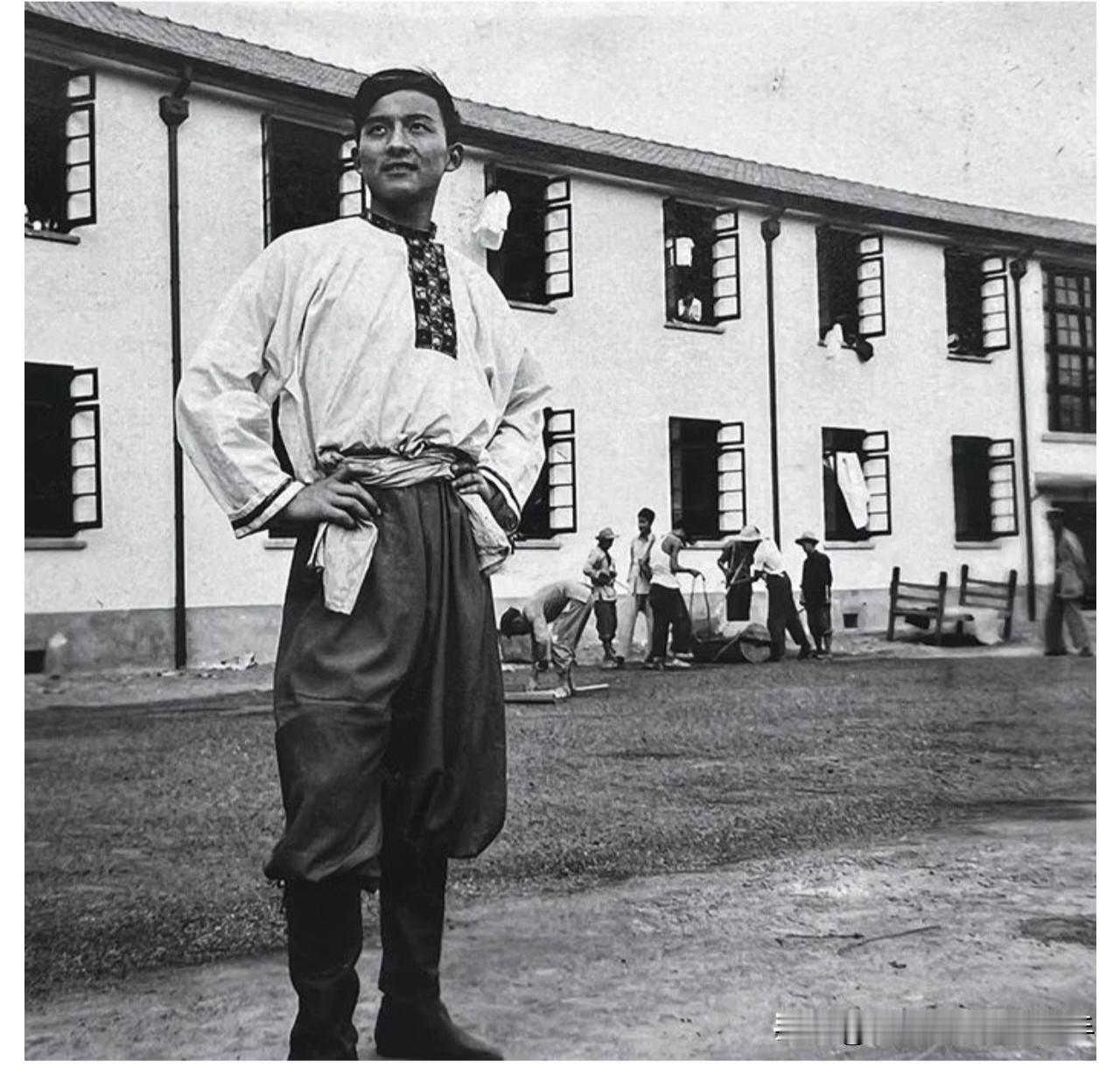 青年时期的游本昌。他1933年生于江苏泰州，小时候体弱多病，曾有人断言他活不过1