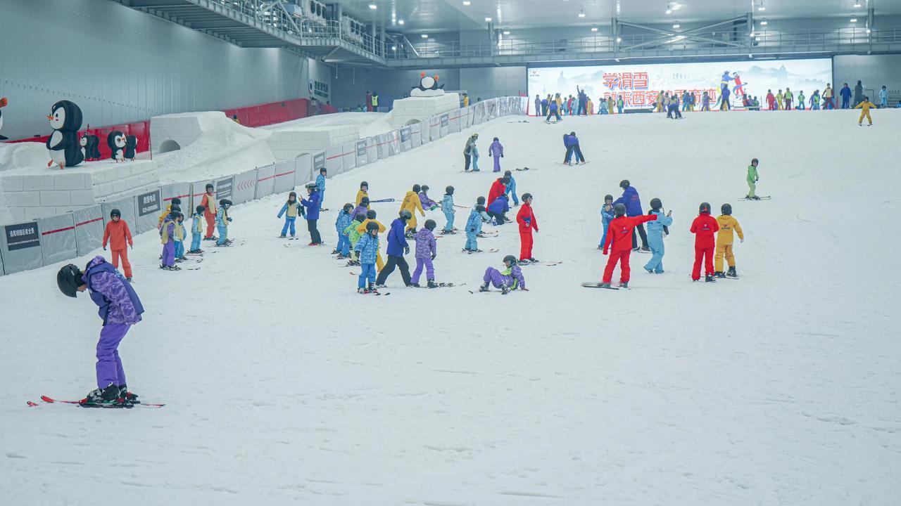 亚冬会“燃动”冰雪激情 来浐灞国际港体验“冰雪运动”魅力
 
伴随着第九届亚冬会