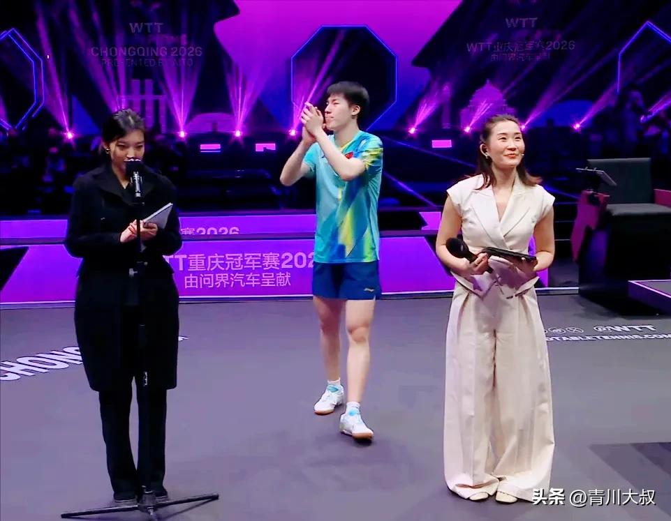 大家发现了吗？
温瑞博采访的时候，
身边穿黑衣服的翻译，
脸都红了，
说话也很激