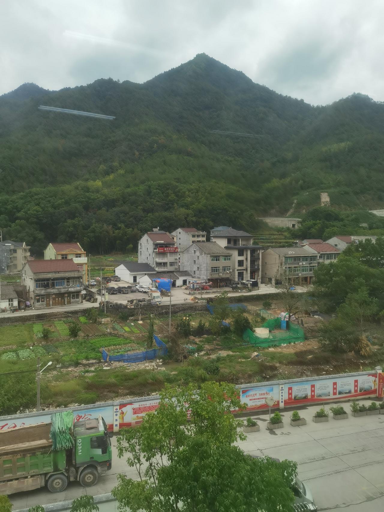 屋后是高耸的青山，门前是一条弯弯曲曲河流绕村庄而过，生活在这样依山傍水的大自然之