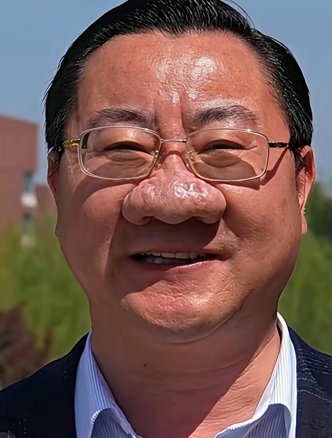 都说鼻子是男人的财库！你们说说他这个鼻子能有多少钱？