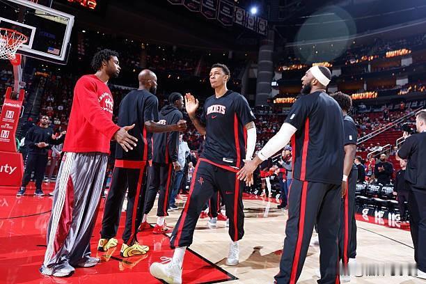 当初那些坚持史密斯比伊森强的火箭球迷，现在才打了半个赛季都不到还在继续坚持吗？我