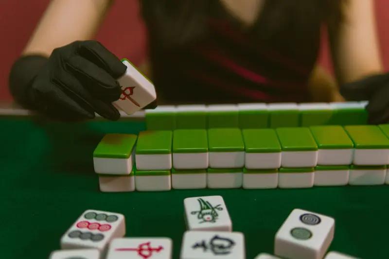 看待经常出入麻将馆的女人，不能一概而论。有的是全职太太，家里琐事少，在麻将馆找乐