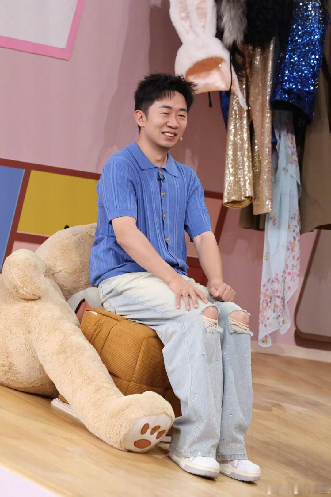 杨迪越努力越心酸你好星期六斜房子游戏考验不断，杨迪勇敢打头阵，反复迈步反复滑落，