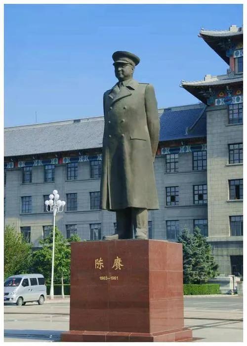 陈赓抗战日记点评（十三）陈赓兼具政治家的清醒与军事家的务实。一方面狠抓内部思想、