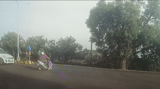 一、电动车停下不走了，估计是看到对面要过来车了。
二、白车速度并不快，可还是撞上