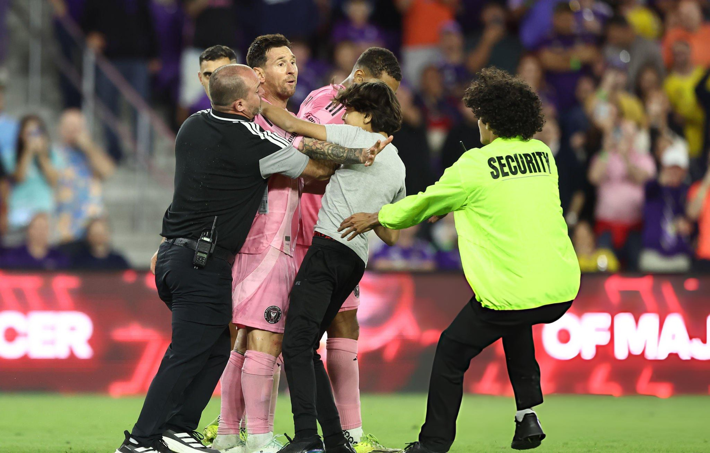 本场比赛冲场找梅西的球迷！梅西示意安保人员：别，别，别~~奥兰多城vs迈阿密国际