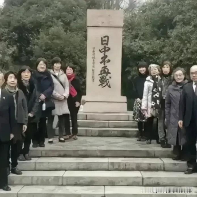 无意间在网上刷到了“日中不再战”的纪念碑。此碑于1962年立在杭州西湖边，此外还