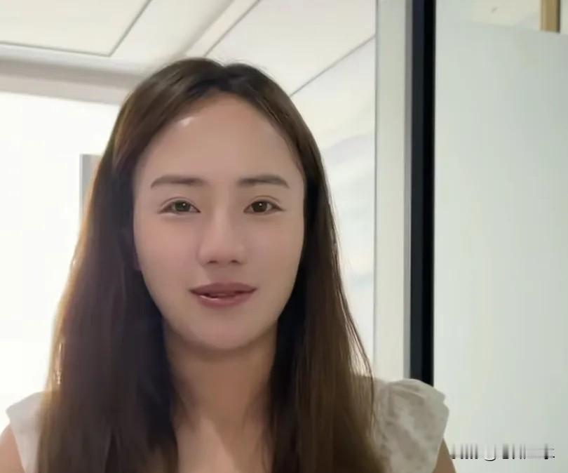 那天晚上他在阳台上抽了半包的烟，烟灰缸都满了也没有去倒掉。

手机屏幕是开着的，