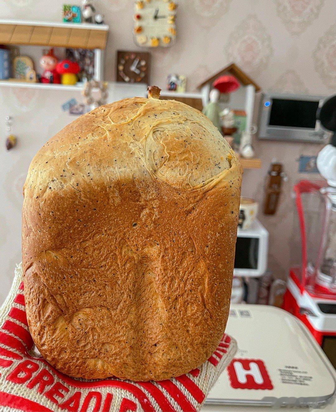 红茶吐司（海氏面包机版）很香很软的一款吐司，组织特别细腻，浓浓的红茶香。[送花花