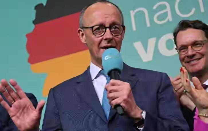 德国总理默茨率队来访，在杭州宇树科技公司参观机器人表演，还和机器人秀了一把拳击，