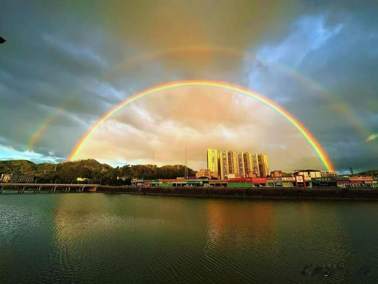 雨后彩虹🌈夏天雨后的小城如此炫
梦幻般的天空，美伦美奂，谁不爱？