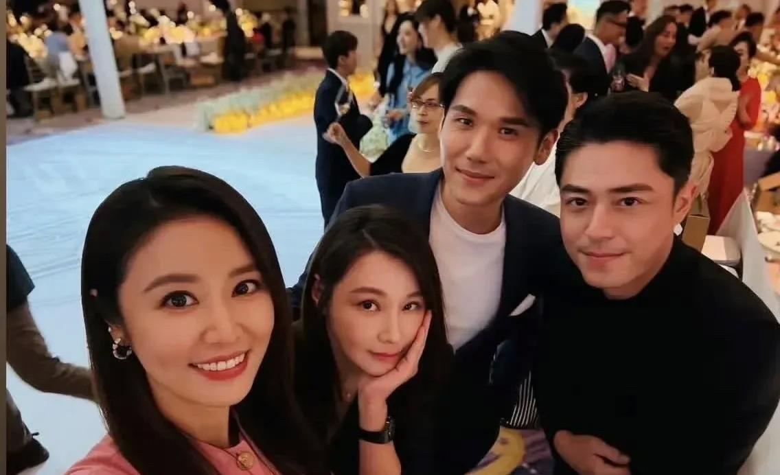 瞧瞧现在明星的婚礼。
那哪是婚礼啊。
分明是奢侈品轮番上阵的订货会。
林心如那身